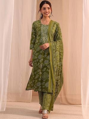 women ethnic motifs printed regular thread work kurta with trousers & with dupatta 5