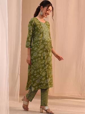 women ethnic motifs printed regular thread work kurta with trousers & with dupatta 7