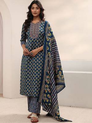women ethnic motifs printed regular thread work kurta with trousers & with dupatta 2