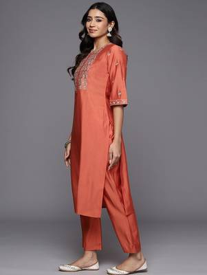 women floral embroidered kurta with trousers & with dupatta kurta sets 6