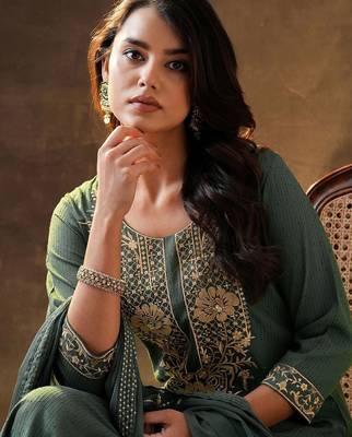 floral embroidered thread work straight kurta with trousers & dupatta 2