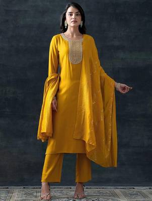 women floral yoke design sequinned kurta with trousers & with dupatta 3