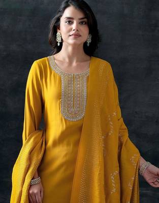 women floral yoke design sequinned kurta with trousers & with dupatta 6