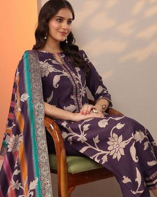women floral printed regular thread work kurta with trousers & with dupatta 5