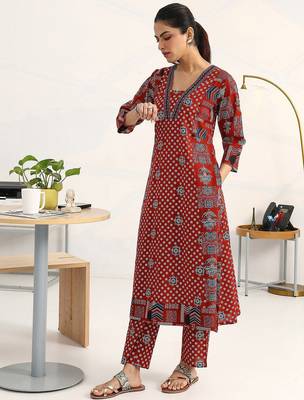 women ethnic motifs printed regular cotton blend kurta with trousers & with dupatta 3