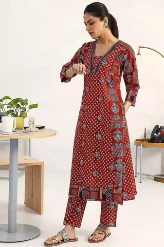 women ethnic motifs printed regular cotton blend kurta with trousers & with dupatta