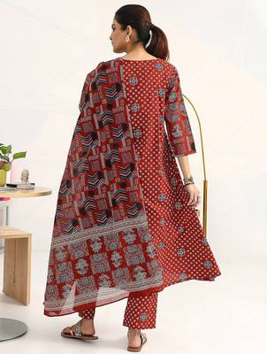women ethnic motifs printed regular cotton blend kurta with trousers & with dupatta 4