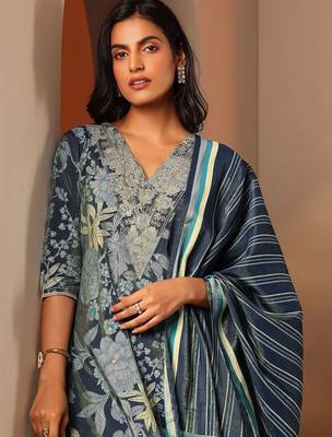 women floral printed regular thread work kurta with trousers & with dupatta 2
