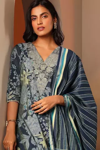 women floral printed regular thread work kurta with trousers & with dupatta