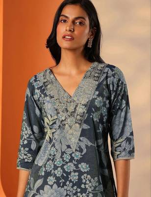 women floral printed regular thread work kurta with trousers & with dupatta 3