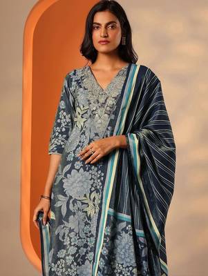 women floral printed regular thread work kurta with trousers & with dupatta 6