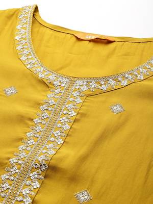 women ethnic motifs embroidered kurta with trousers & dupatta 2