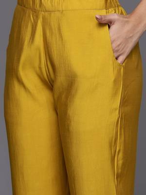 women ethnic motifs embroidered kurta with trousers & dupatta 3