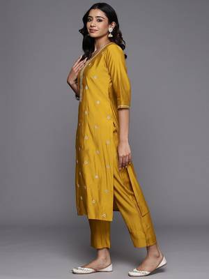 women ethnic motifs embroidered kurta with trousers & dupatta 5