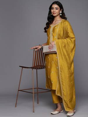 women ethnic motifs embroidered kurta with trousers & dupatta 7