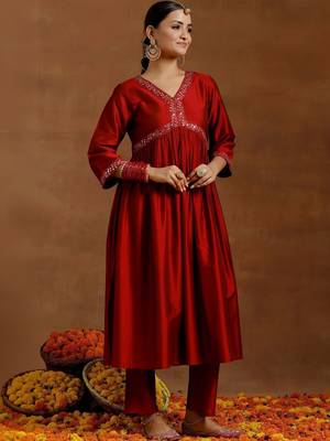 women ethnic motifs embroidered empire mirror work kurta with trousers & with dupatta 4