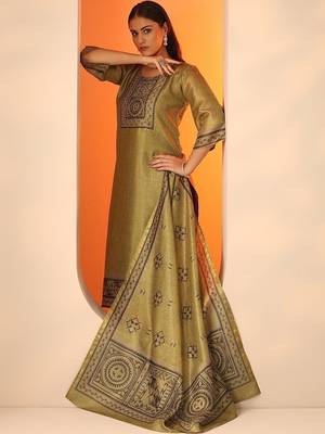 women embroidered regular thread work kurta with trousers & with dupatta 1