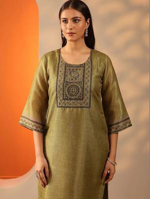 women embroidered regular thread work kurta with trousers & with dupatta 2