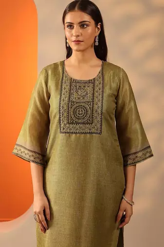 women embroidered regular thread work kurta with trousers & with dupatta