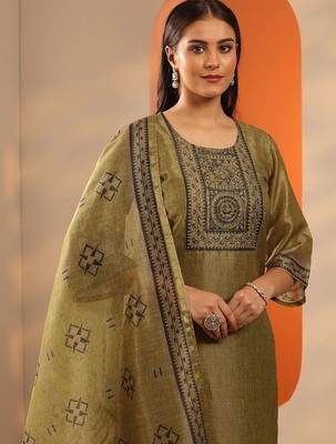 women embroidered regular thread work kurta with trousers & with dupatta 3