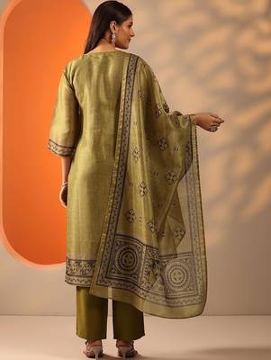 women embroidered regular thread work kurta with trousers & with dupatta 4