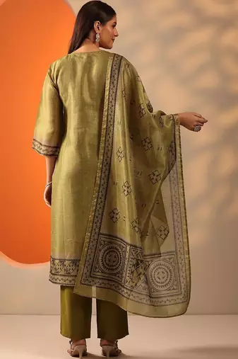 women embroidered regular thread work kurta with trousers & with dupatta