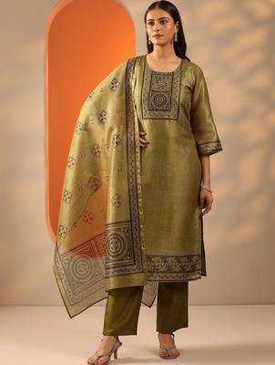 women embroidered regular thread work kurta with trousers & with dupatta 5