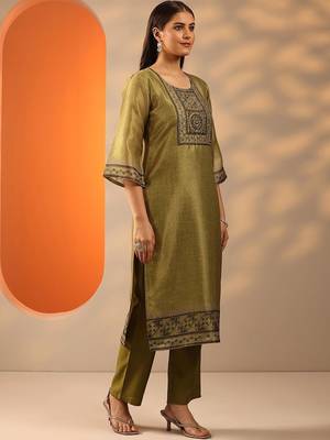 women embroidered regular thread work kurta with trousers & with dupatta 7