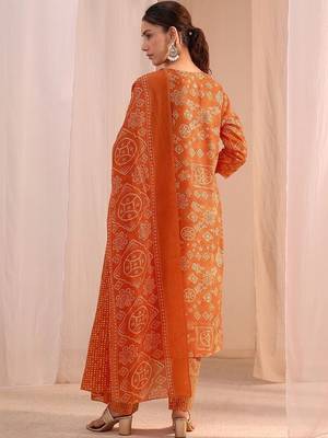 women ethnic motifs printed regular thread work kurta with trousers & with dupatta 2