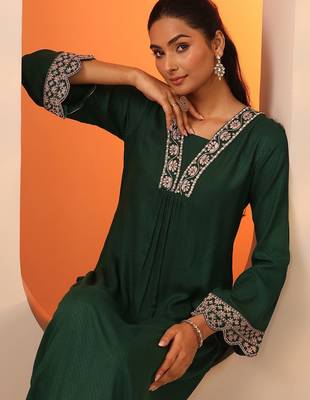 women ethnic motifs embroidered regular thread work kurta with trousers 2