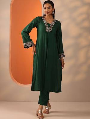 women ethnic motifs embroidered regular thread work kurta with trousers 1