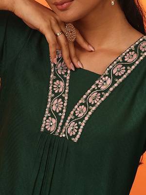 women ethnic motifs embroidered regular thread work kurta with trousers 3