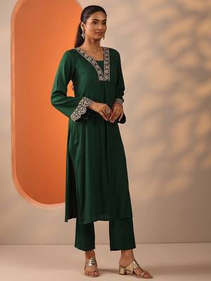 women ethnic motifs embroidered regular thread work kurta with trousers 4