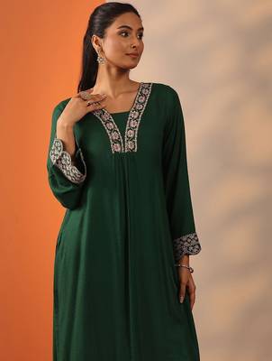 women ethnic motifs embroidered regular thread work kurta with trousers 6