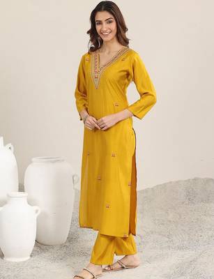 floral embroidered v neck sequinned kurta with trousers & dupatta 5