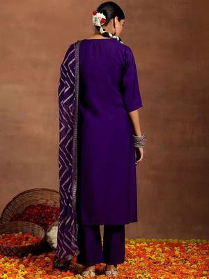 floral embroidered kurta with trouser & dupatta 5