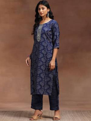 blue floral embroidered zari kurta with trousers & dupatta 4