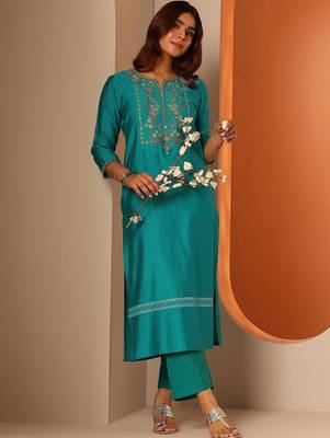 women ethnic motifs embroidered regular thread work kurta with trousers 1