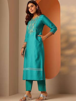 women ethnic motifs embroidered regular thread work kurta with trousers 3