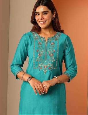 women ethnic motifs embroidered regular thread work kurta with trousers 7