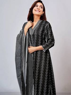 women printed regular cotton blend kurta with palazzos & with dupatta 2