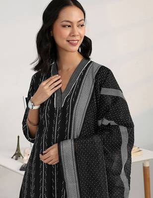 women printed regular cotton blend kurta with palazzos & with dupatta 3