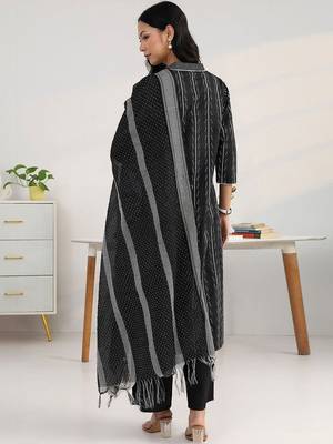 women printed regular cotton blend kurta with palazzos & with dupatta 4