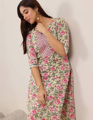 women floral printed regular thread work kurta with trousers 4