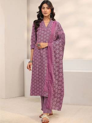 women ethnic motifs printed regular kurta with trousers & with dupatta 2