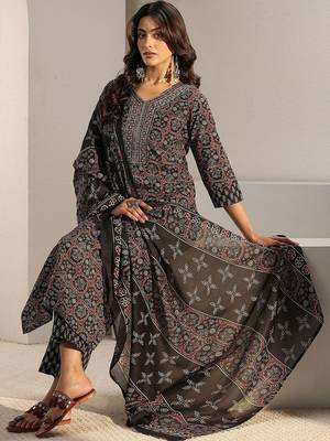 women ethnic motifs printed regular kurta with trousers & with dupatta 1