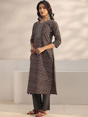 women ethnic motifs printed regular kurta with trousers & with dupatta 3