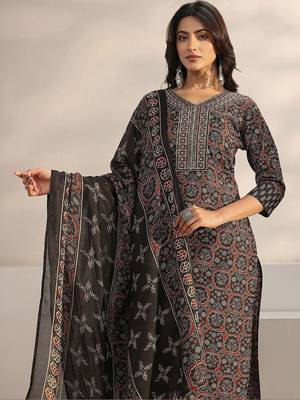 women ethnic motifs printed regular kurta with trousers & with dupatta 4
