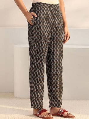 women ethnic motifs printed regular kurta with trousers & with dupatta 5