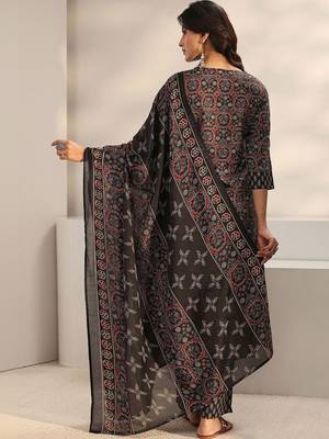 women ethnic motifs printed regular kurta with trousers & with dupatta 6